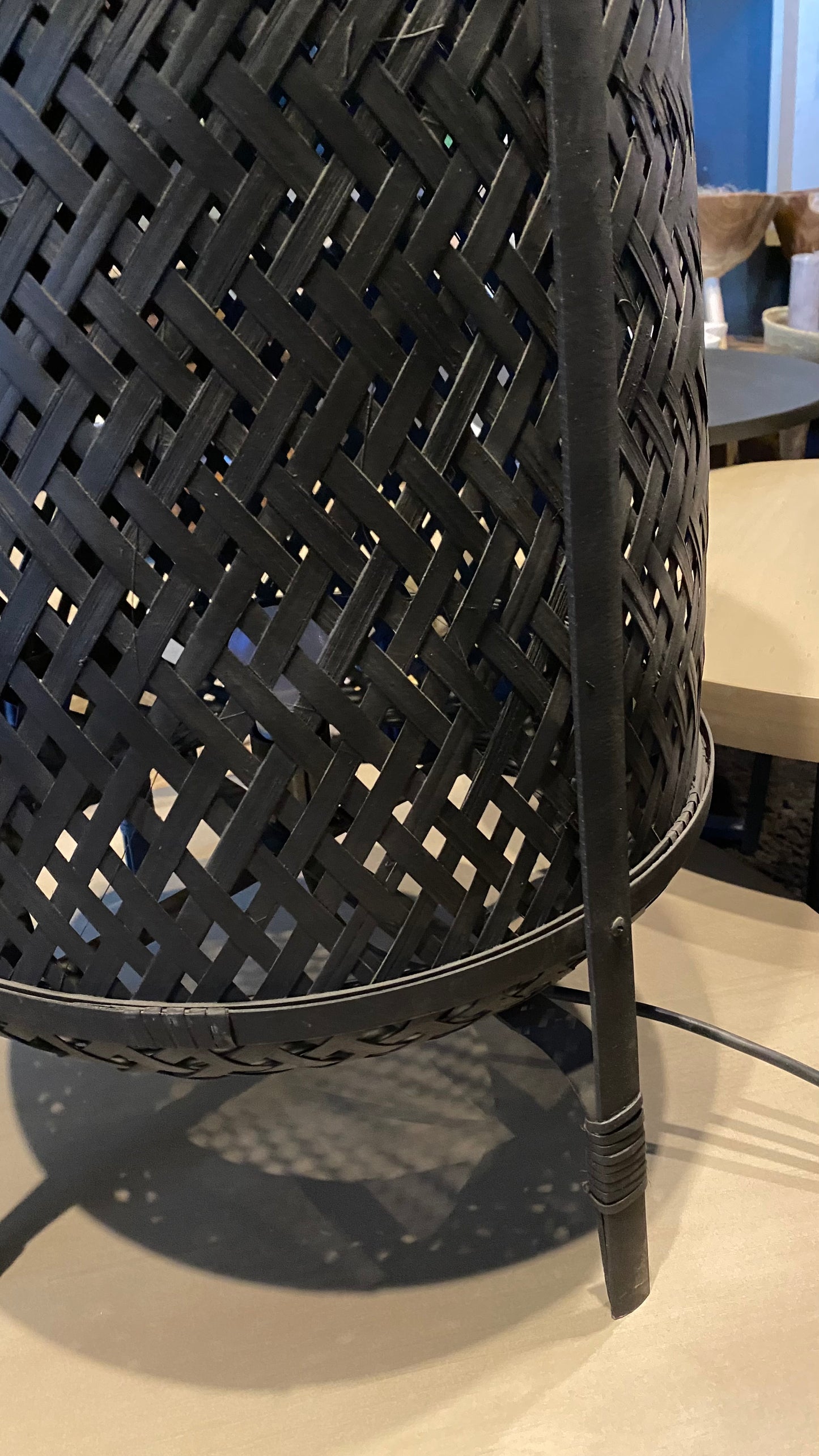 Lámpara rattán sobre mesa negra