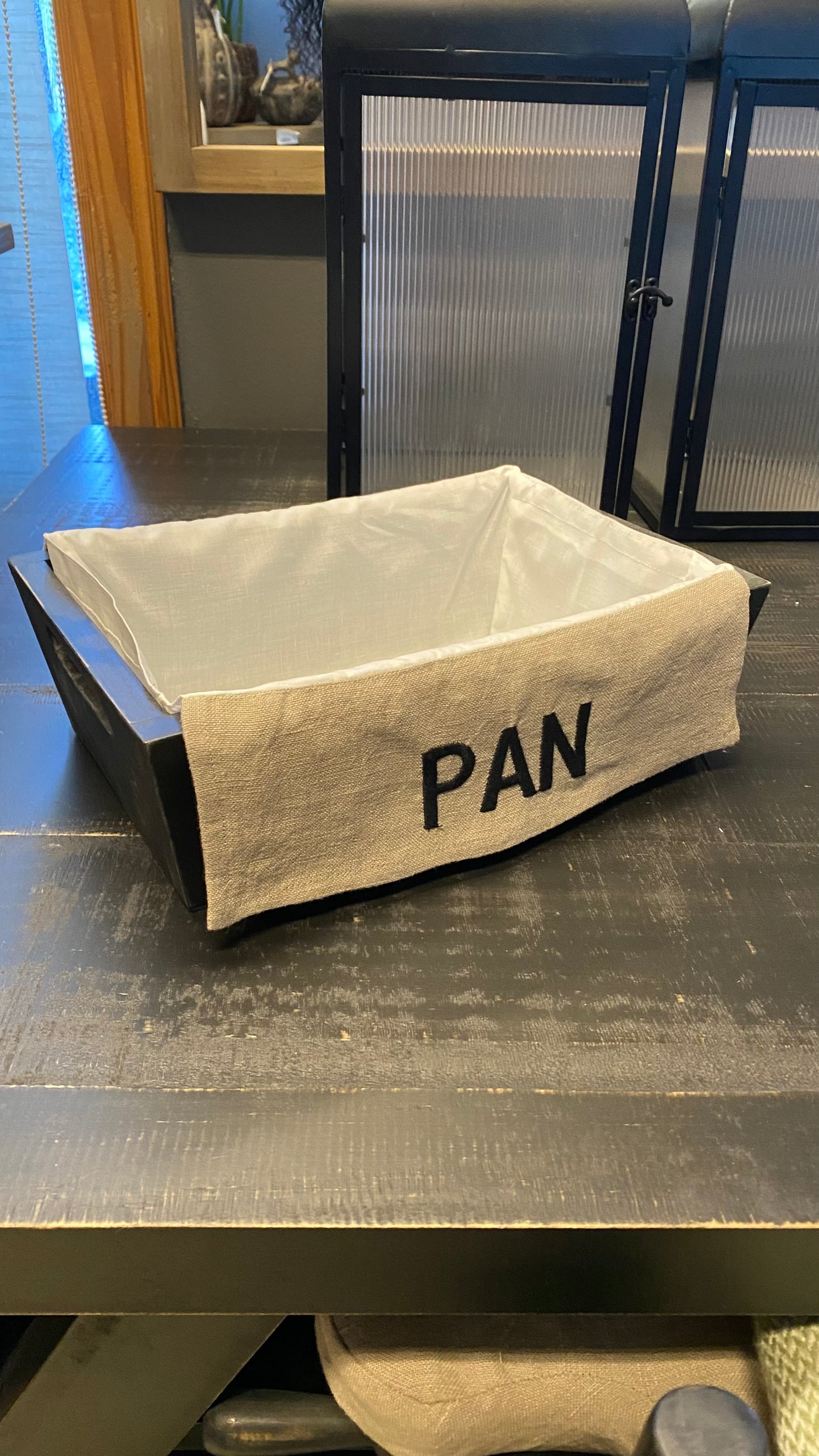 Panera negra con funda de lino