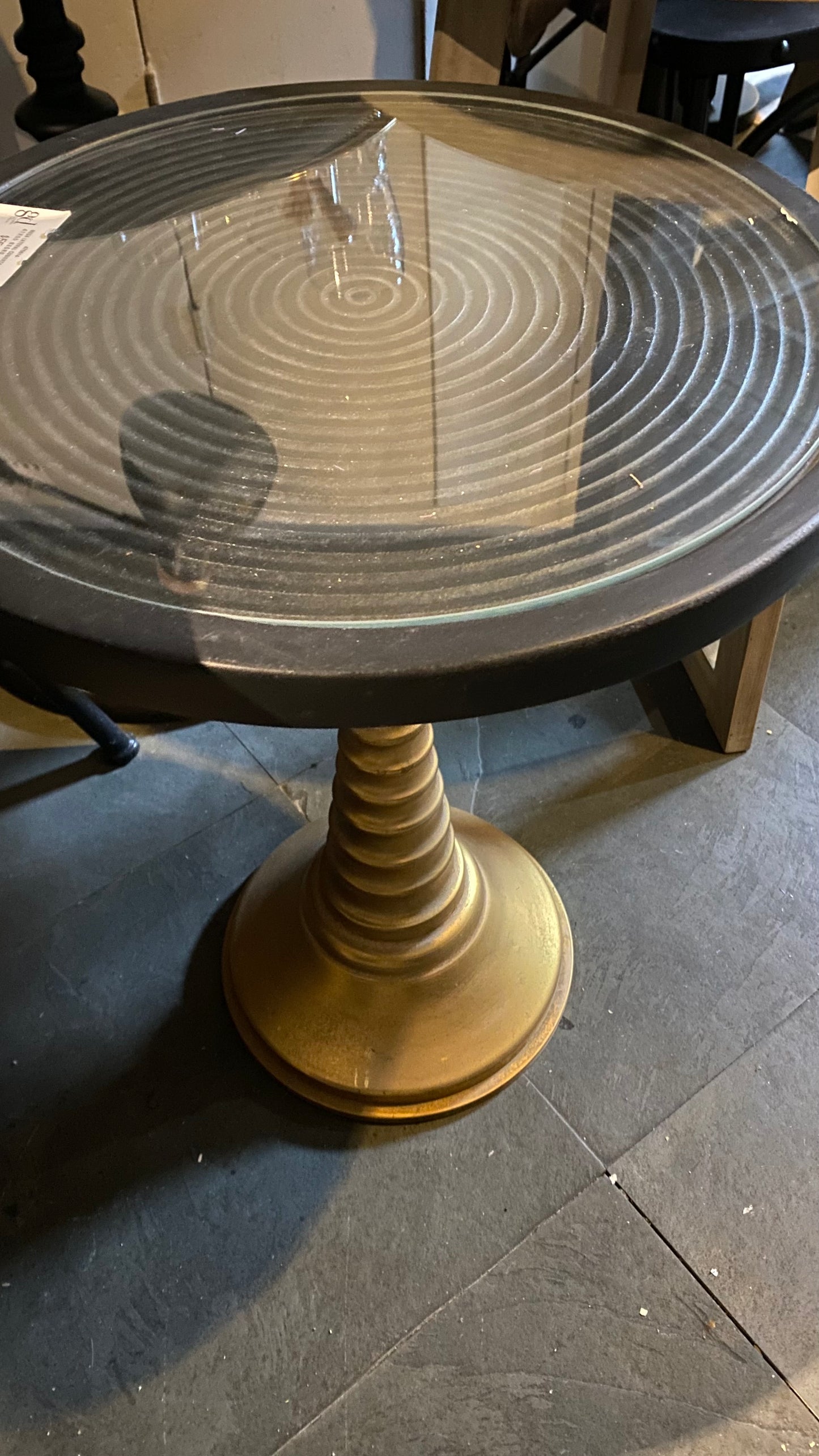 Mesa lateral cubierta vidrio 41x55 negro dorado