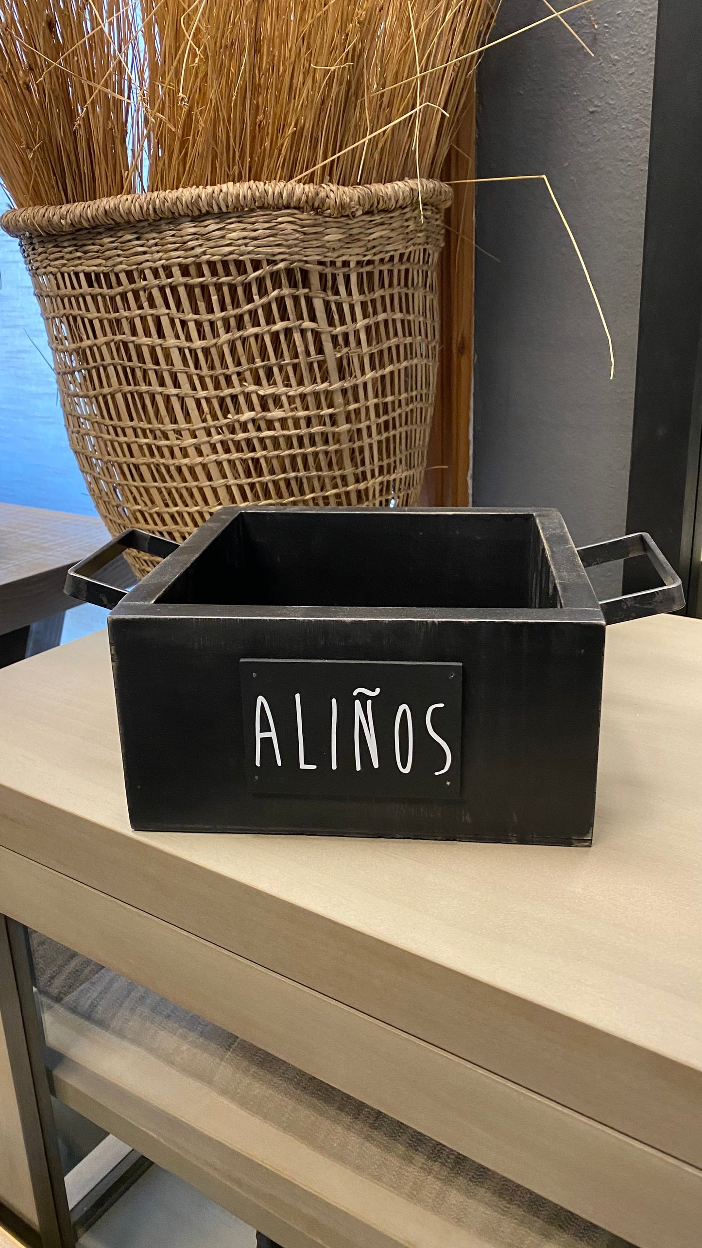 Porta aliños negra con asa metálica