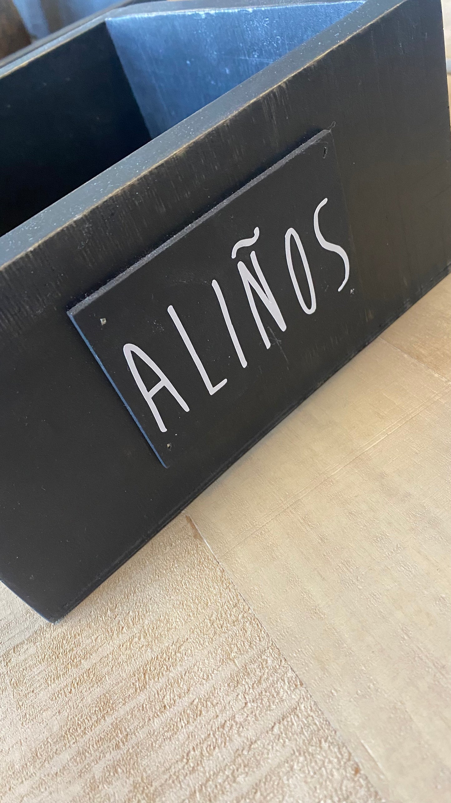 Porta aliños negra con asa metálica