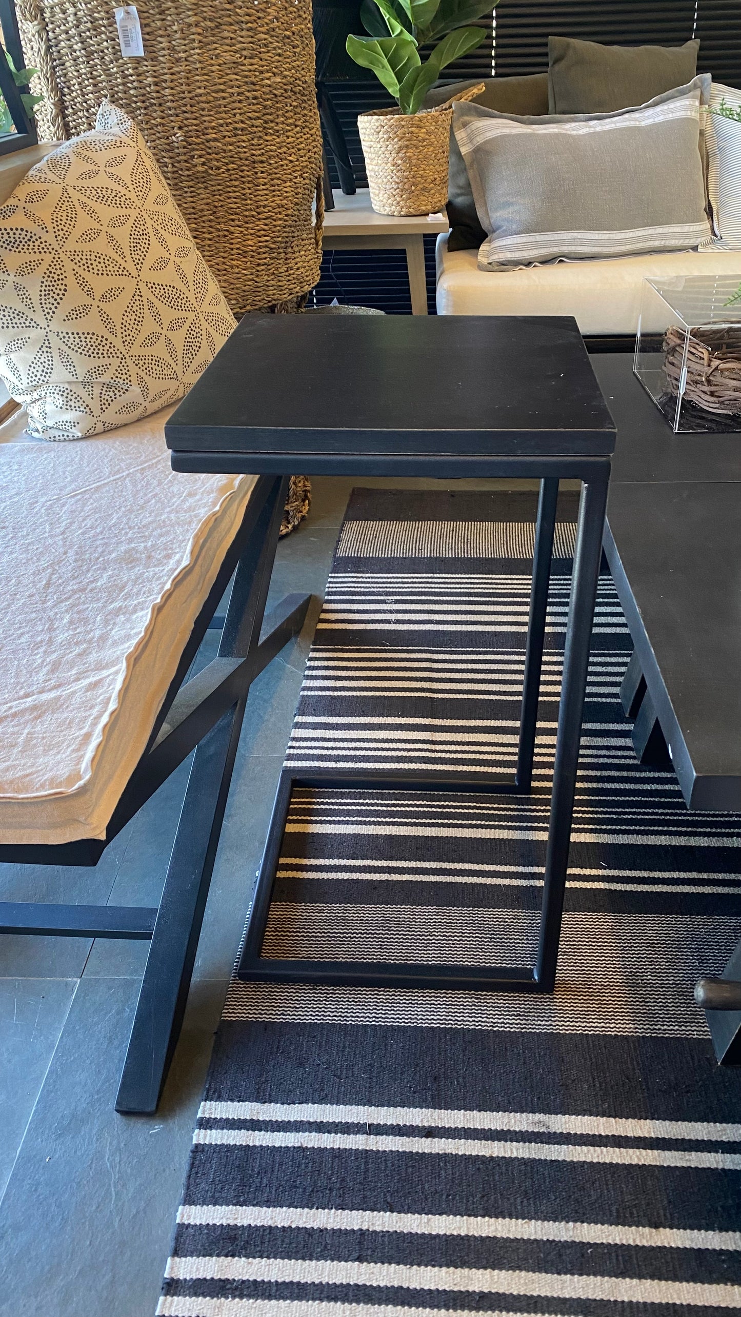 Mesita auxiliar 35x35x65 pátina negra