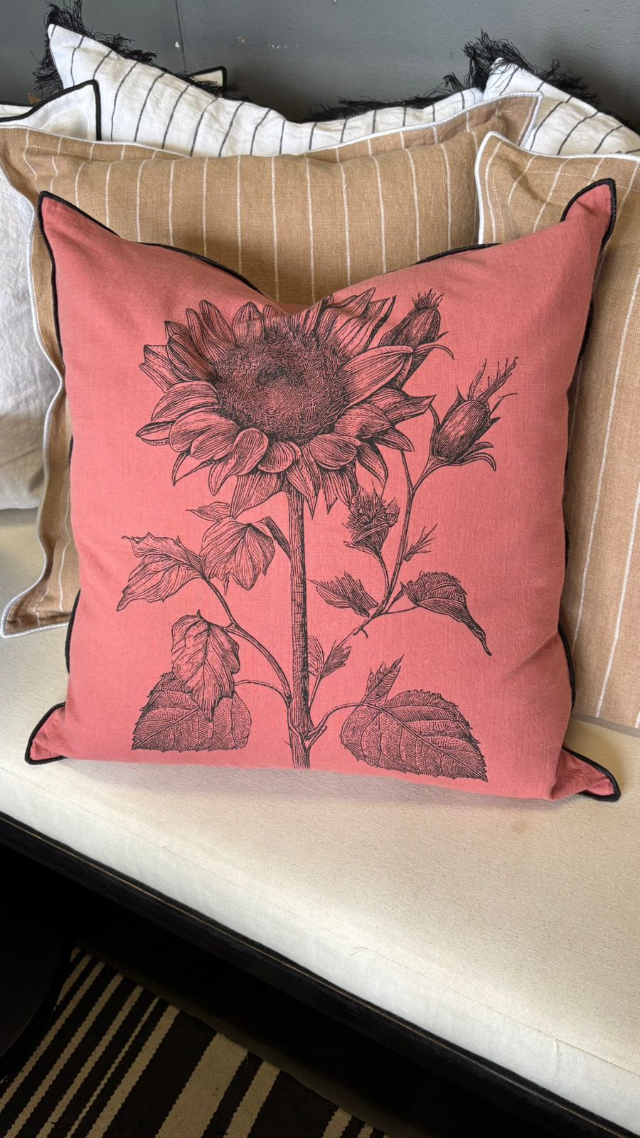 Cojín lino burdeo diseño flor 50x50