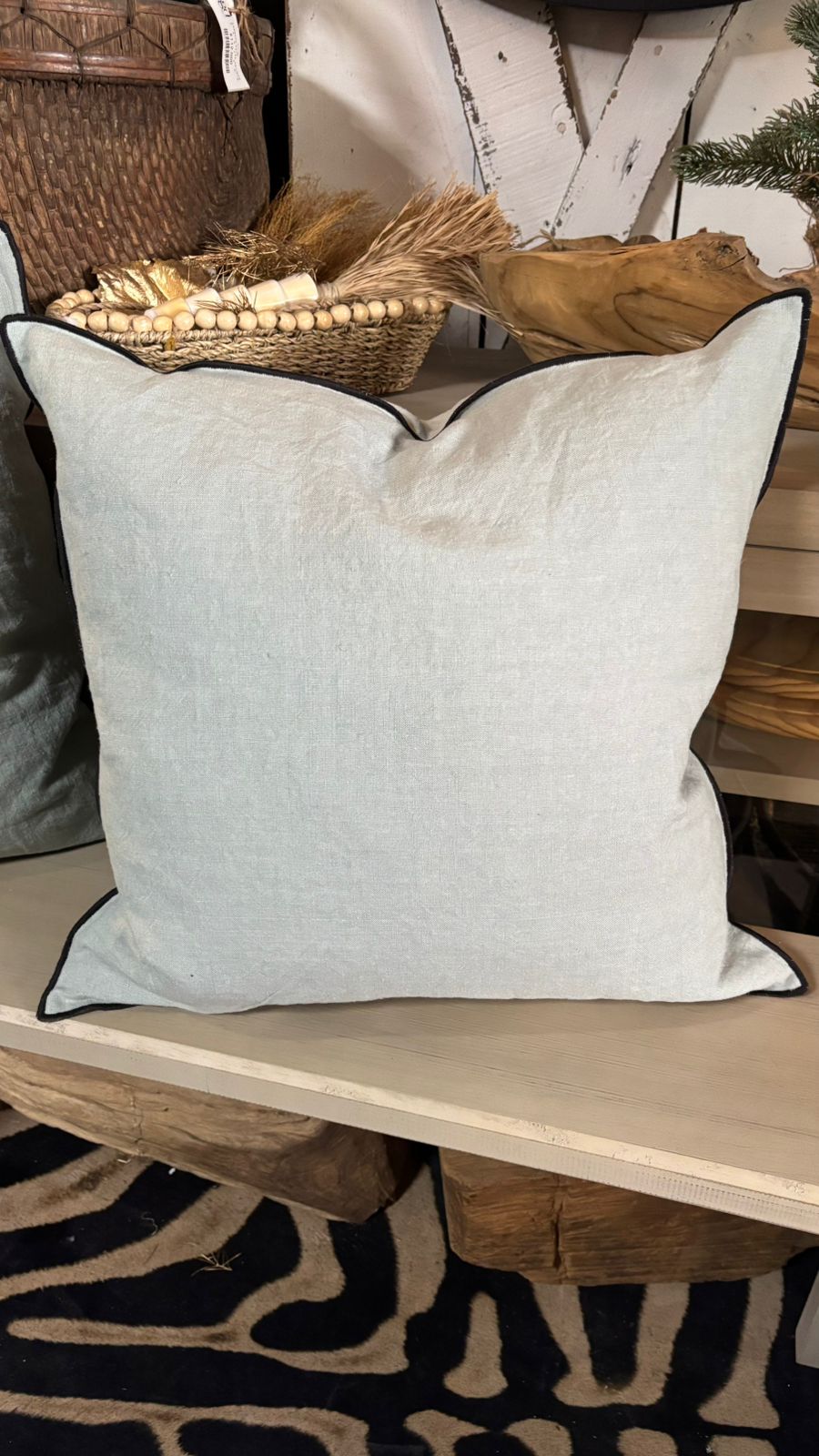 Cojín lino verde menta 50x50 bordado