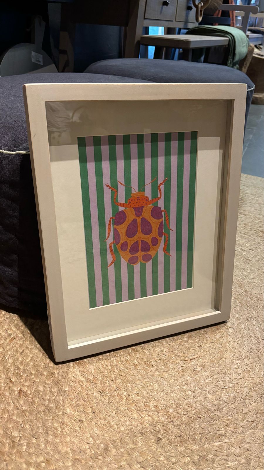 Cuadro insecto marco aguada beige diseño 1