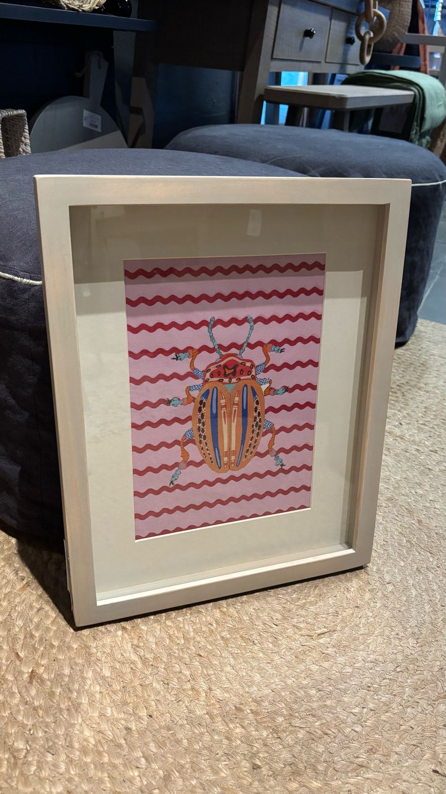 Cuadro insecto marco aguada beige diseño 2