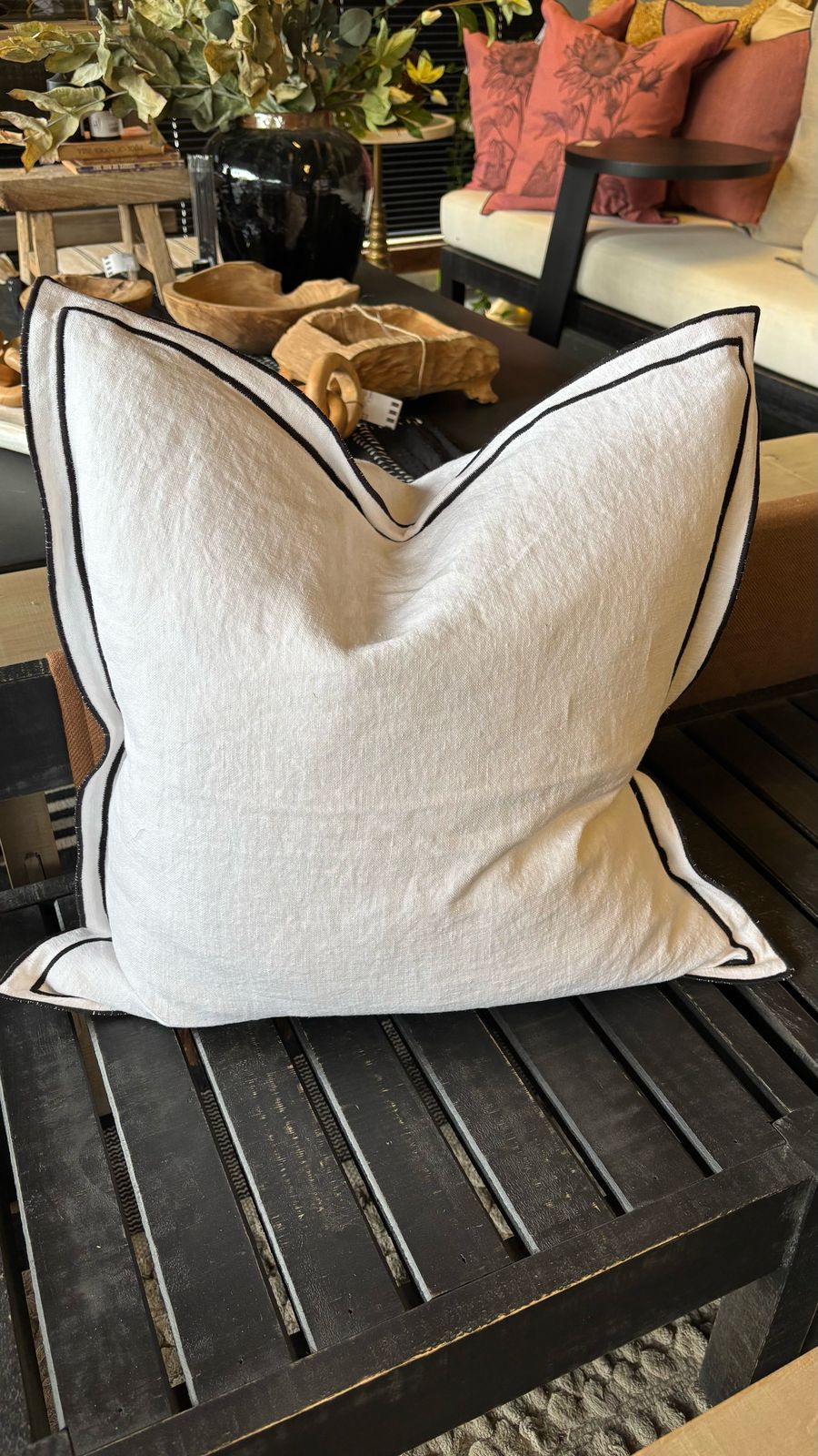 Cojín lino blanco pestaña doble bordado 50x50