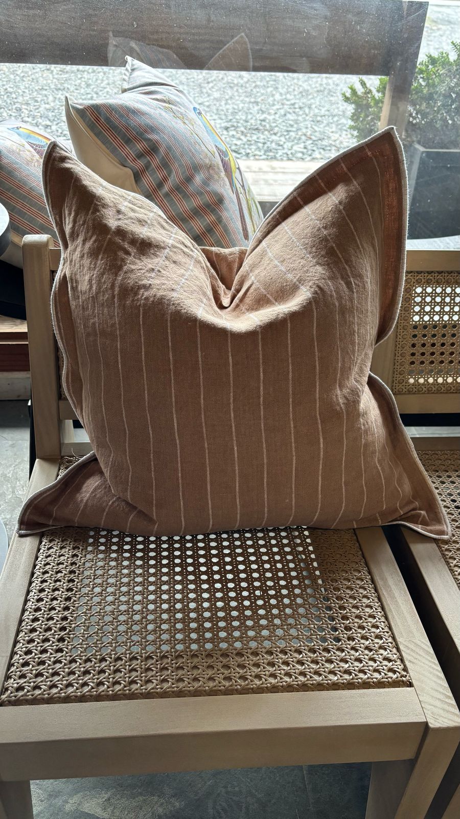 Cojín lino tostado líneas borde bordado 50x50