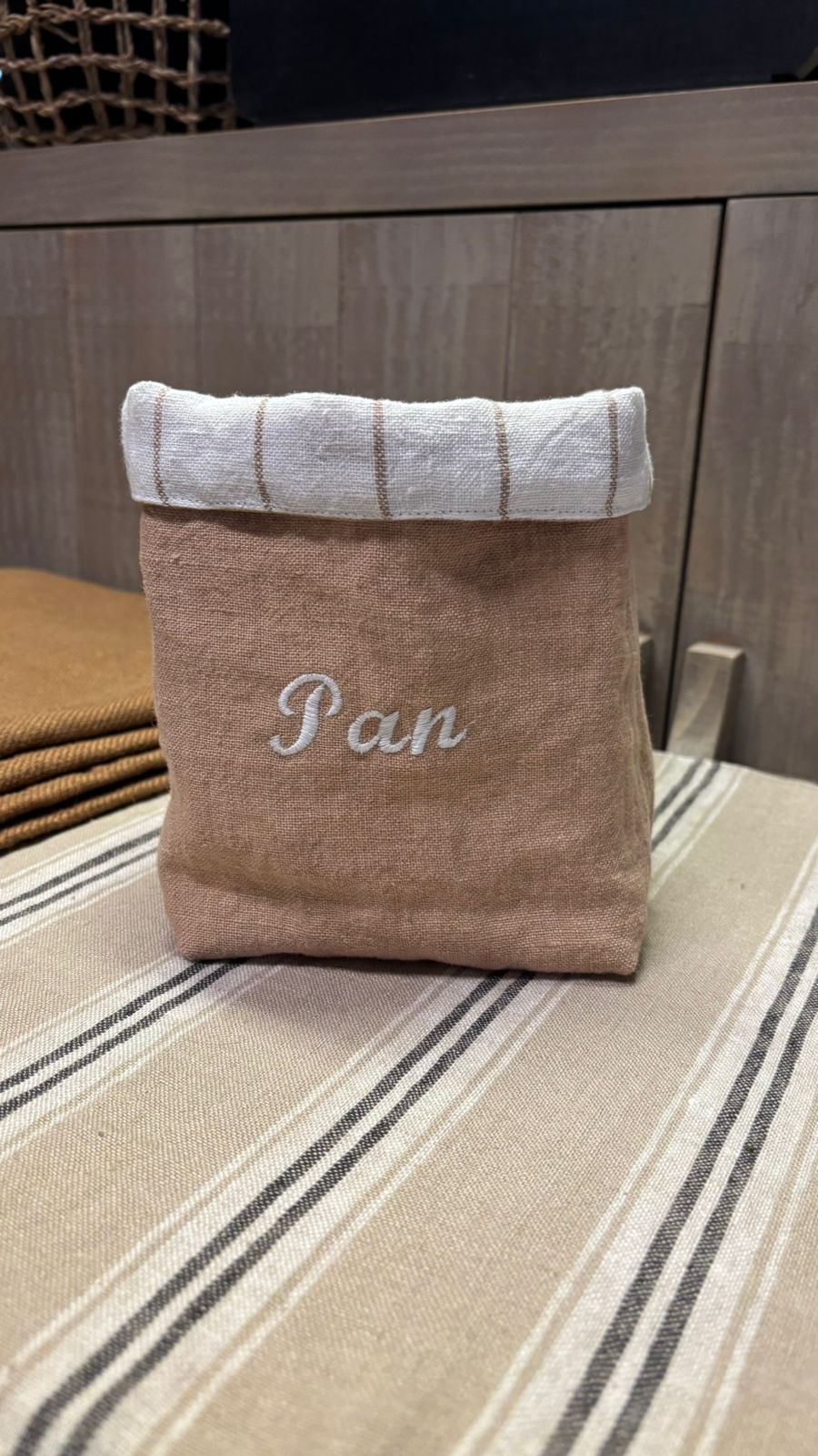 Panera de lino color caramelo bordado pan