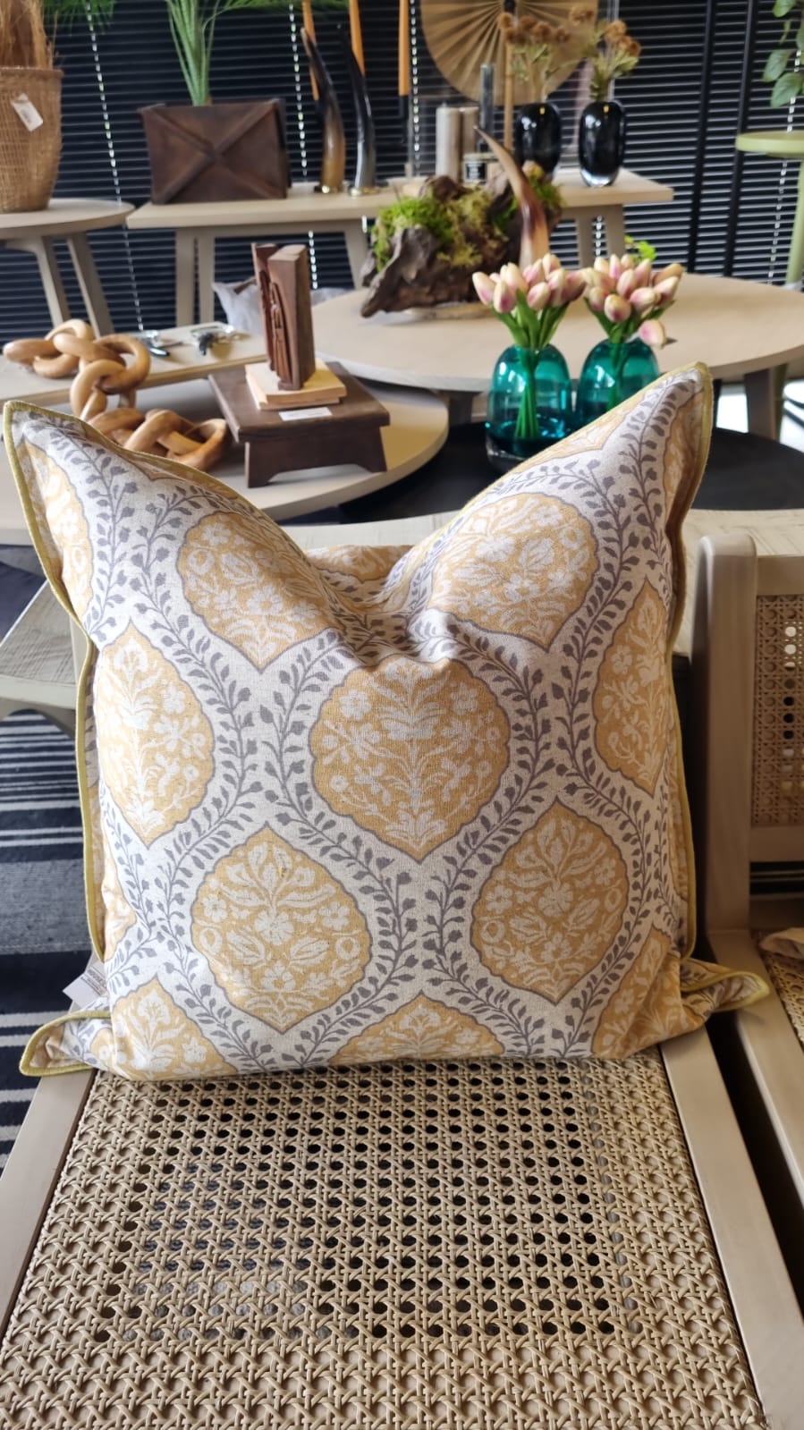 Cojín lino diseños amarillo 50x50 borde bordado