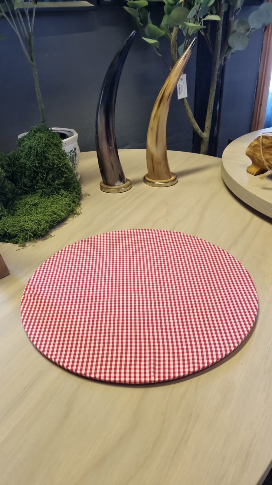 Bajo plato cuadrillé rojo