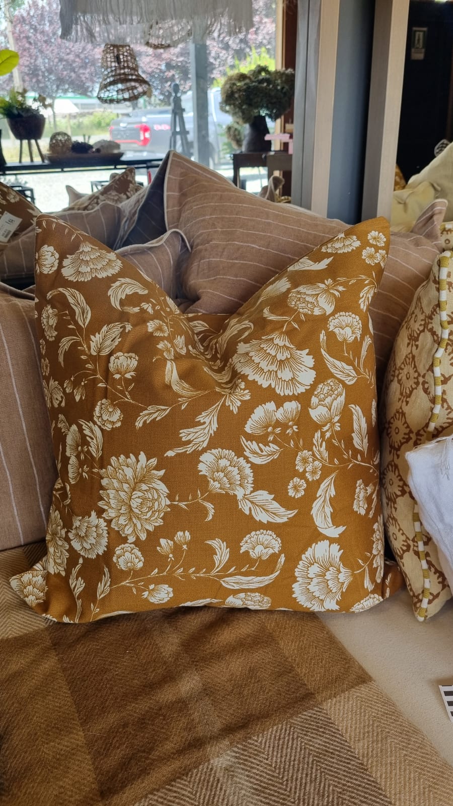 Cojín funda ocre diseño flores 50x50