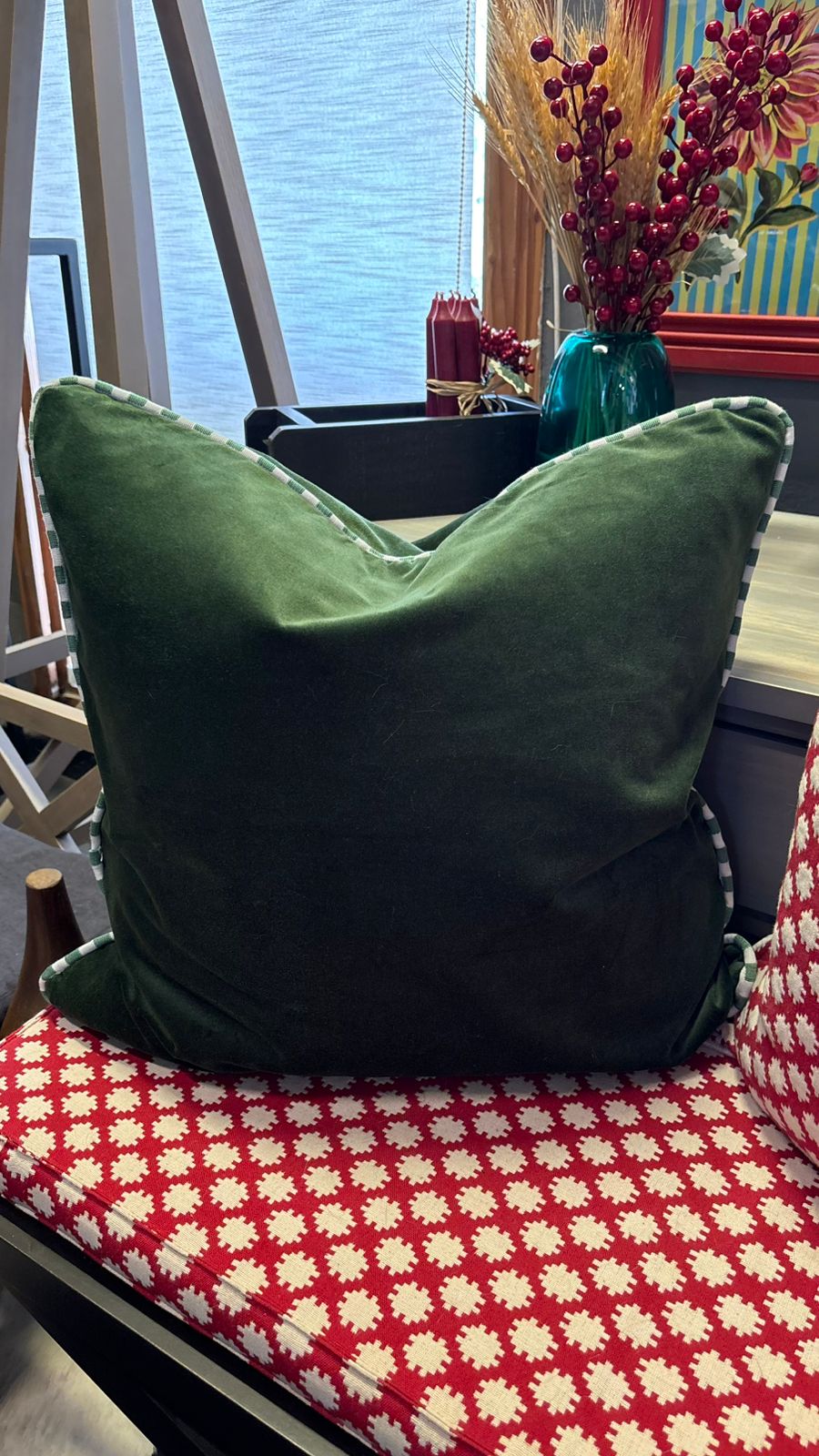 Cojín terciopelo verde borde con diseño 50x50