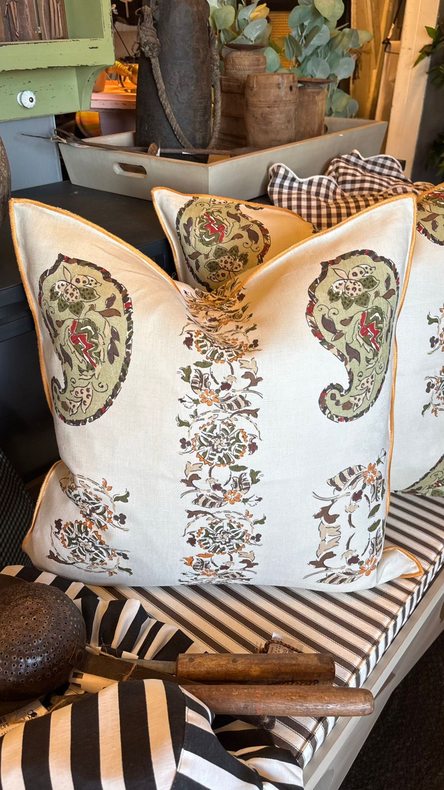 Cojín funda beige con diseño borde bordado 50x50