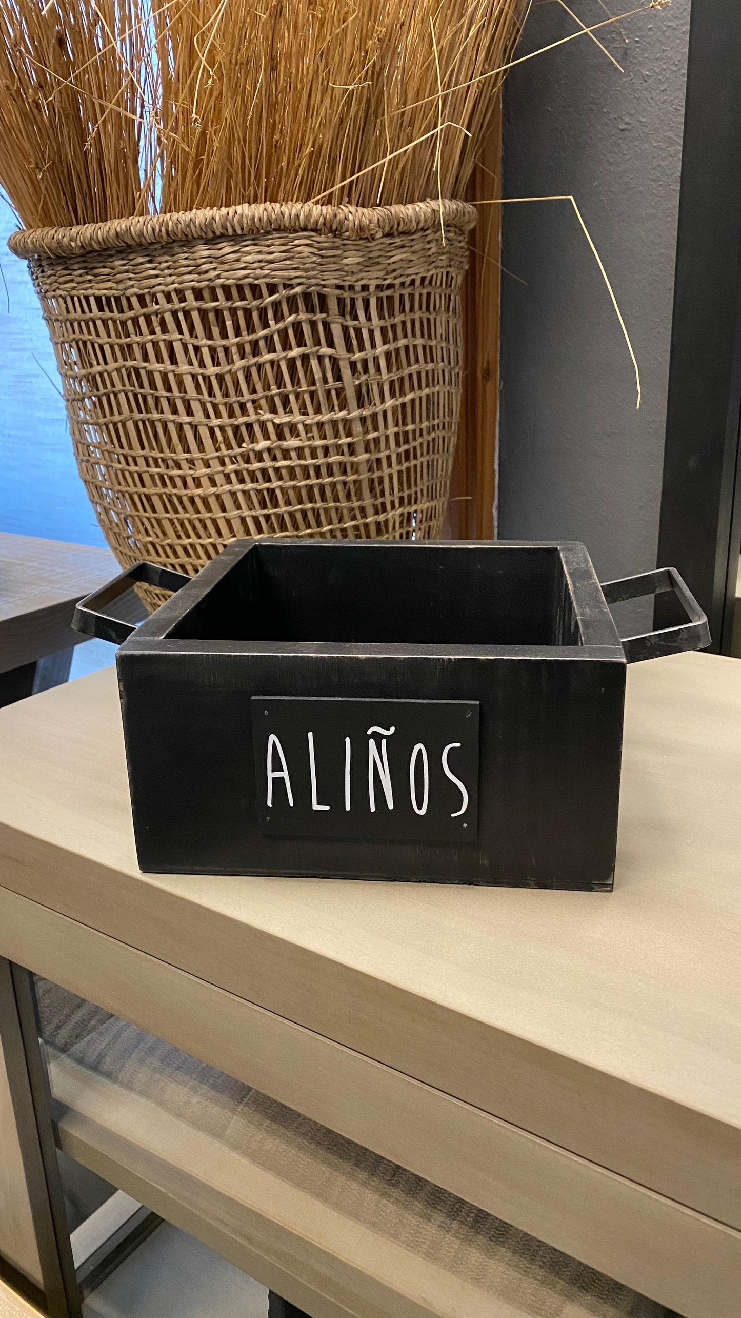 Porta aliños negra con asa metálica