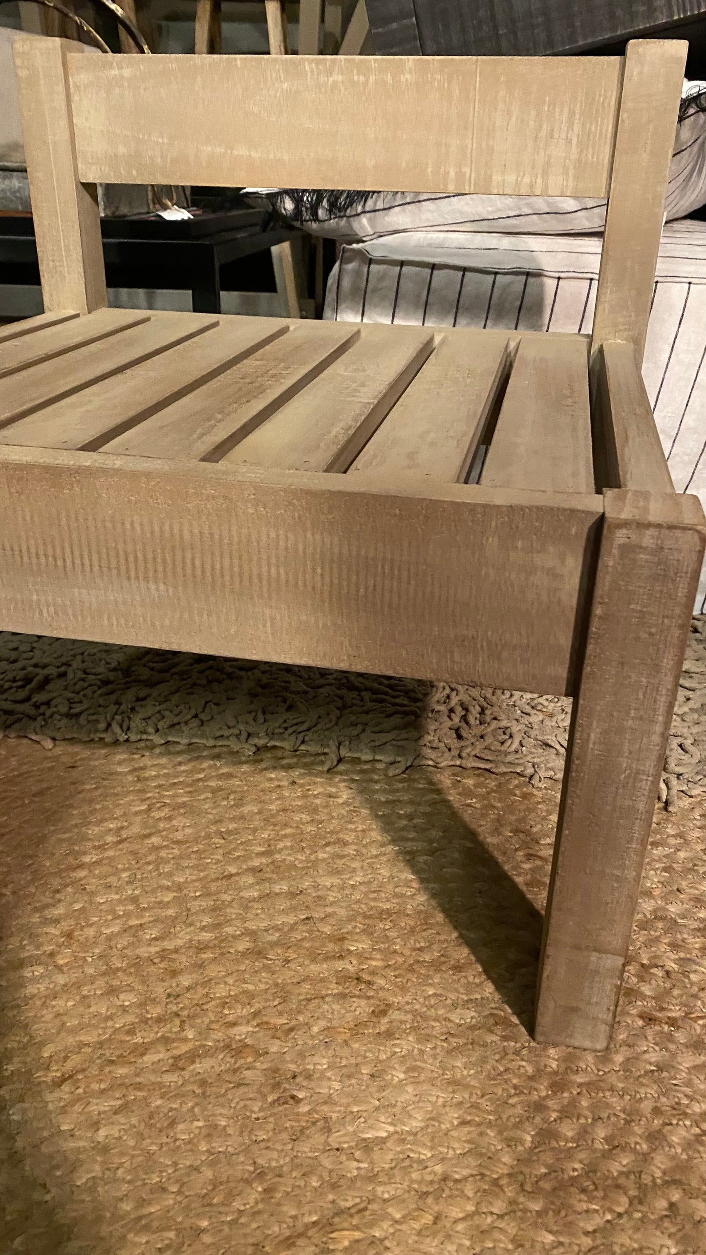 Silla baja con respaldo teñido rústico