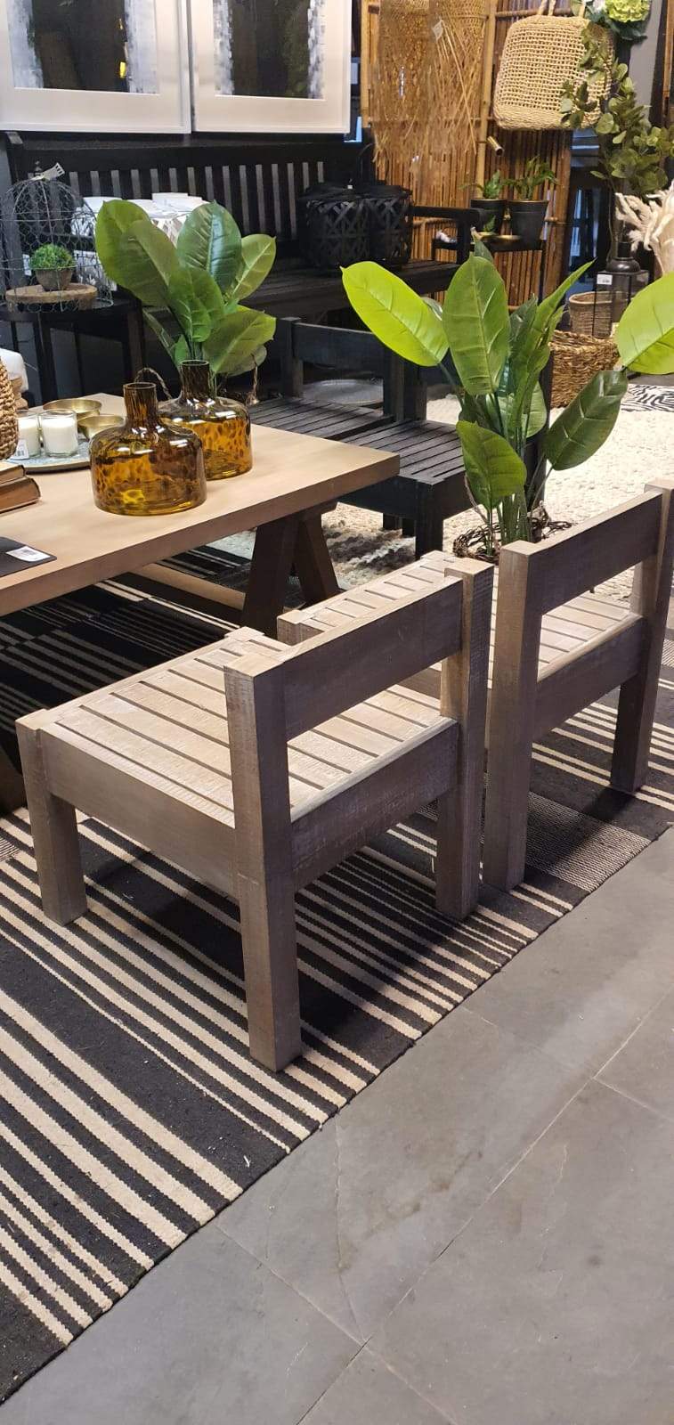 Silla baja con respaldo teñido rústico