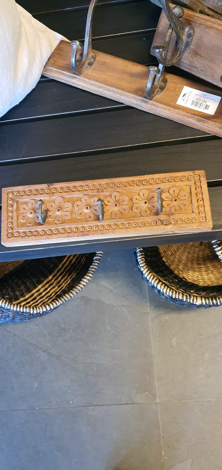 Perchero tallado diseño flores