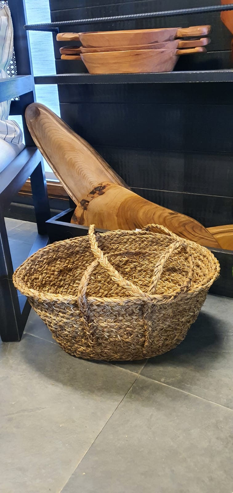 Canasta trenzada mediana asas