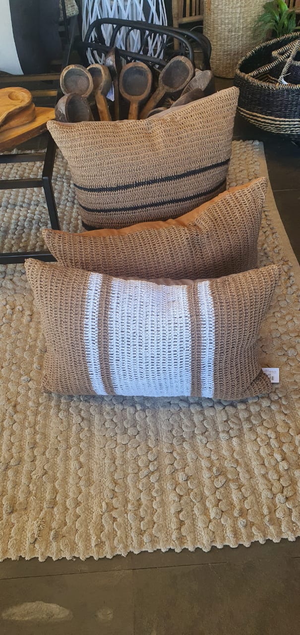 cojín crochet camel blanco trasera Café 60x40