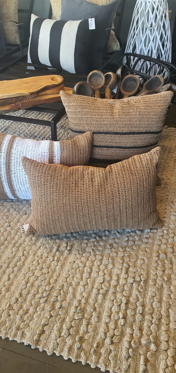 cojín crochet camel trasera camel 60x40