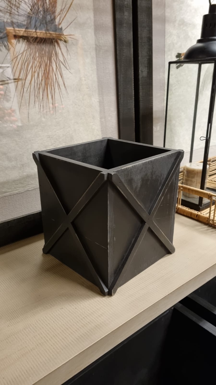 Macetero interior cruceta 22x22x25 pátina negra