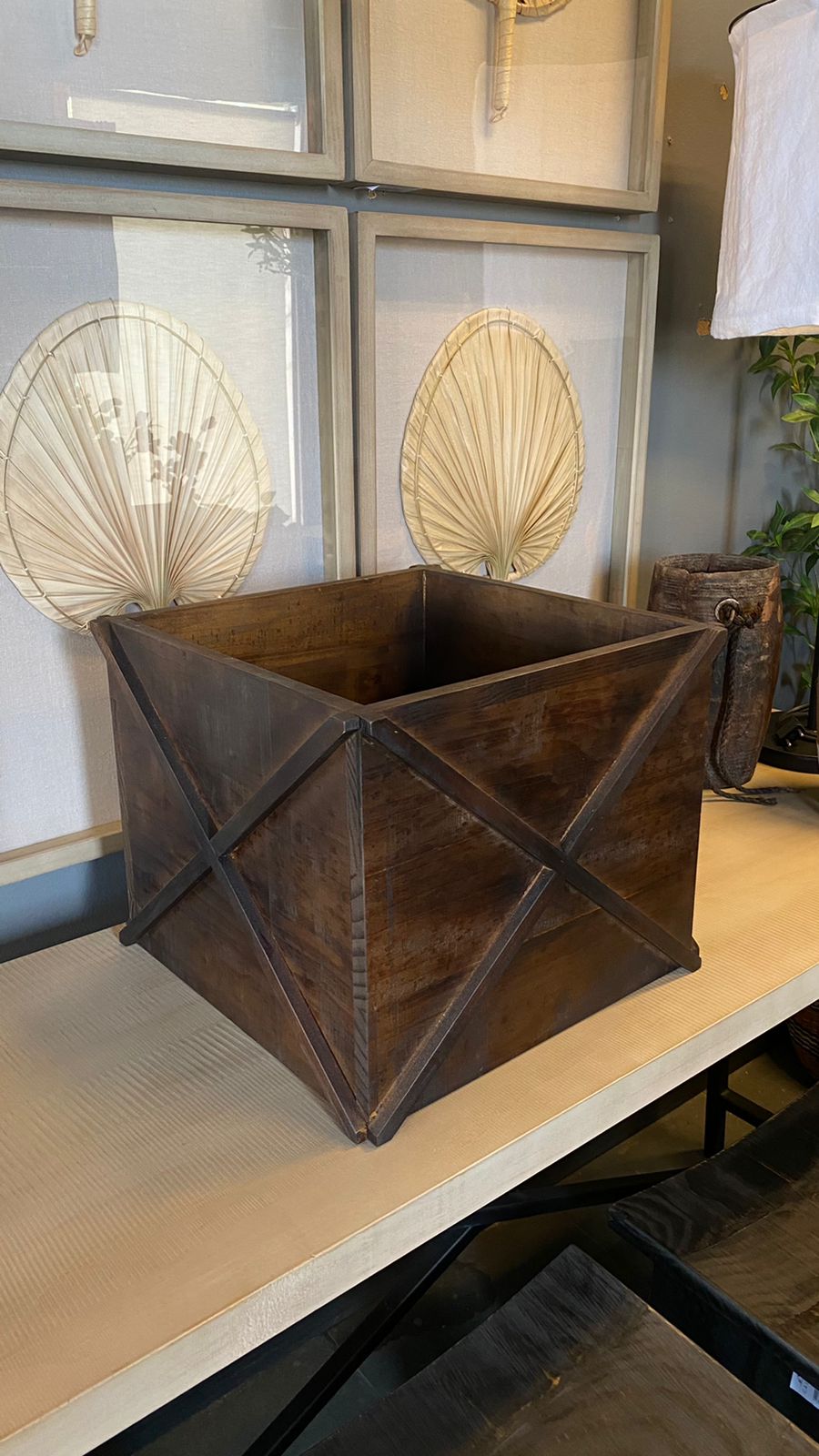 Macetero interior cruceta 35x35x30 teñido Café