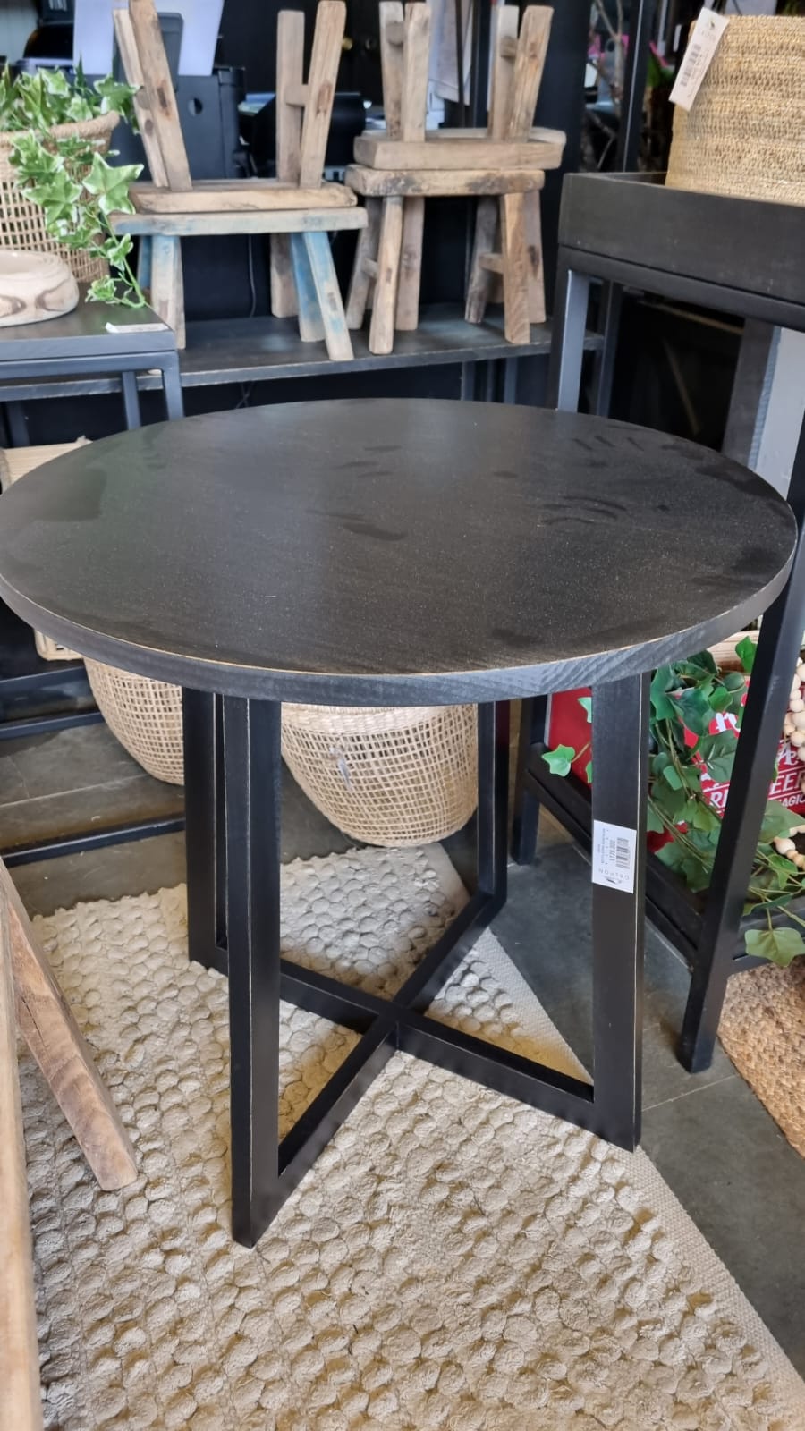 Mesa lateral Ana 60x60 pátina negra