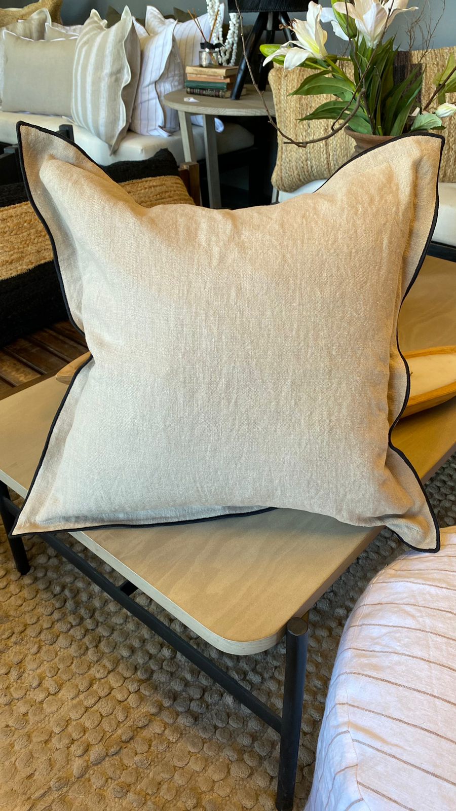 cojín lino natural pestaña 50x50 bordado negro