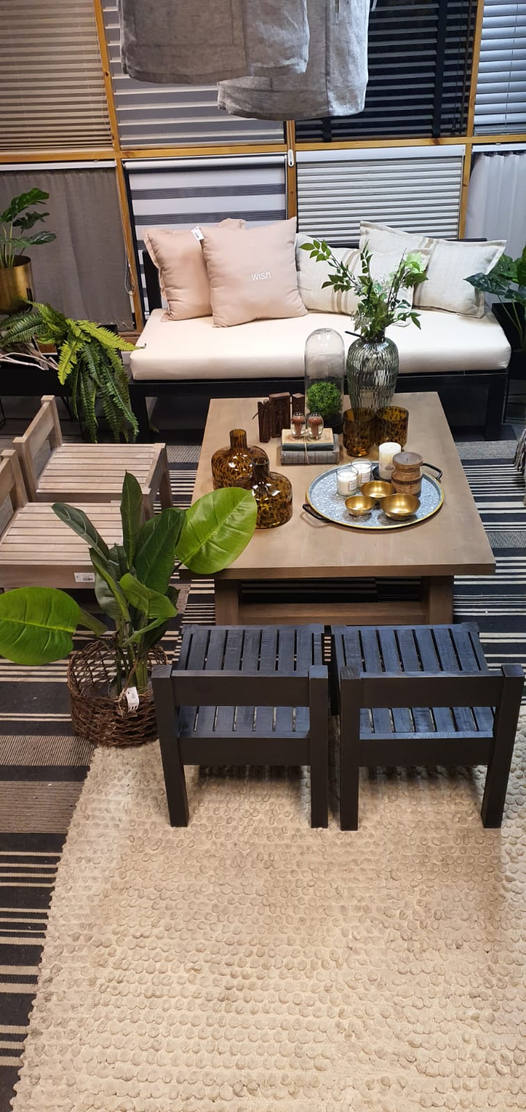 Silla Baja con Respaldo — Pátina Negra 40x45x50