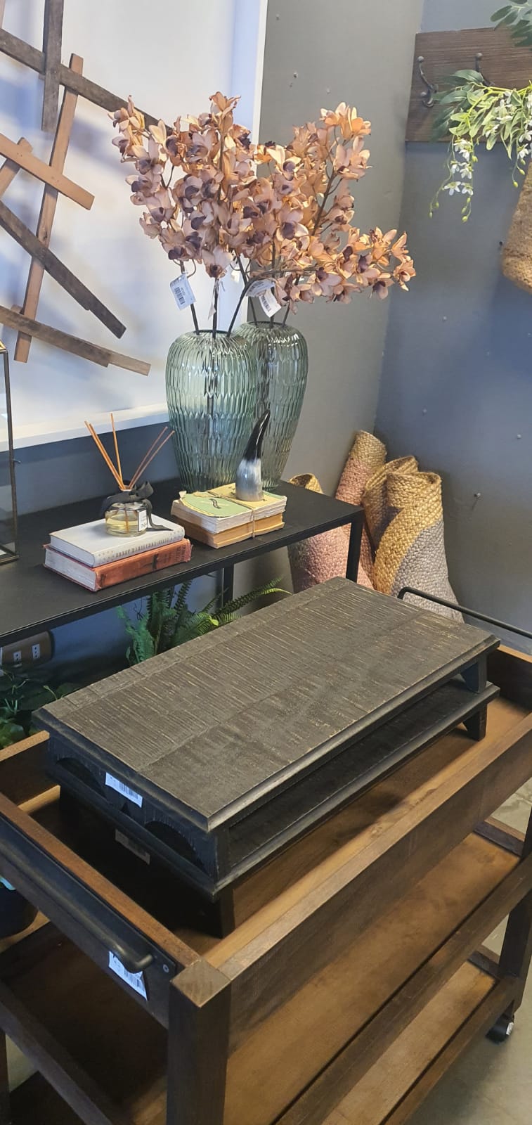 Tarima Rústica — Pino Clear Aserrada Pátina Negra Tamaño Mediano 60x30x8
