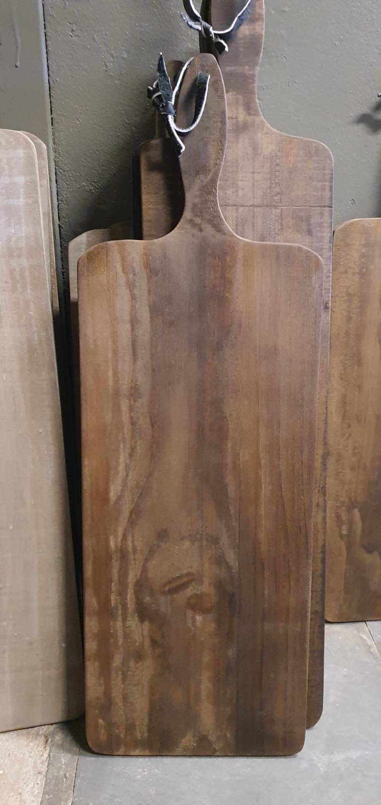 Tabla Rústica Galpón — Pino Clear Aserrada Teñido Café 75x25