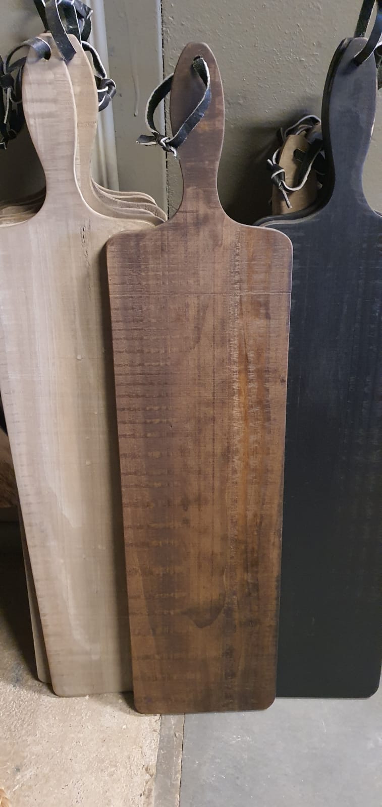 Tabla Rústica Galpón — Pino Clear Aserrada Teñido Café 85x20x2