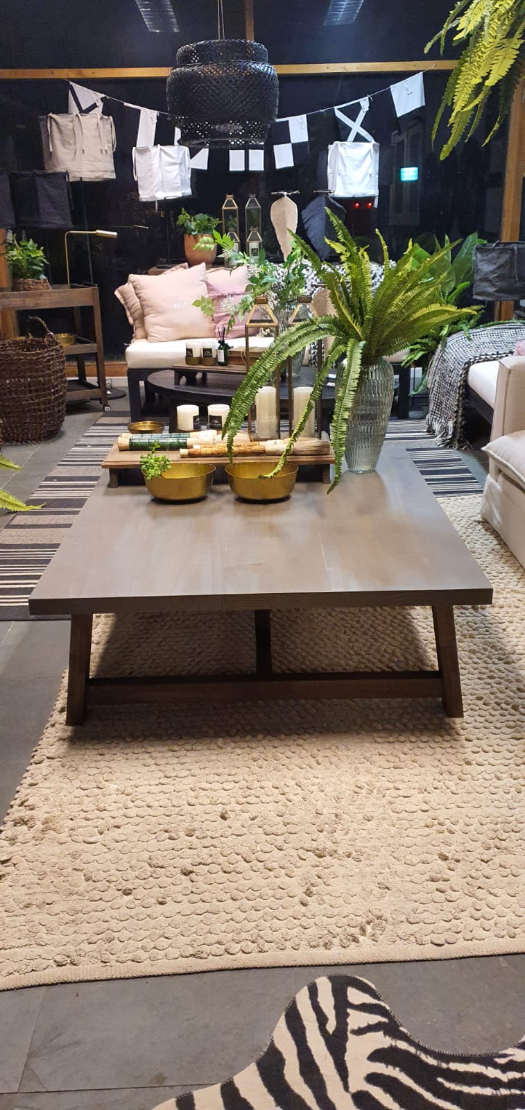 Mesa de Centro Travesaño — Cubierta Pátina Gris Oscuro Patas Pátina Café 120x100x40