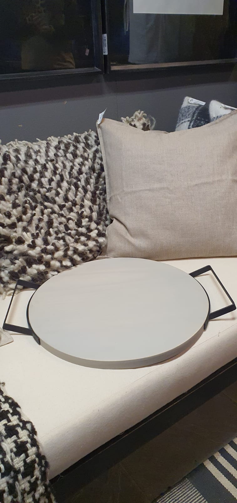 Tabla Redonda de Aperitivo con Asas de Fierro - Aserrada Pátina Clara 50x42