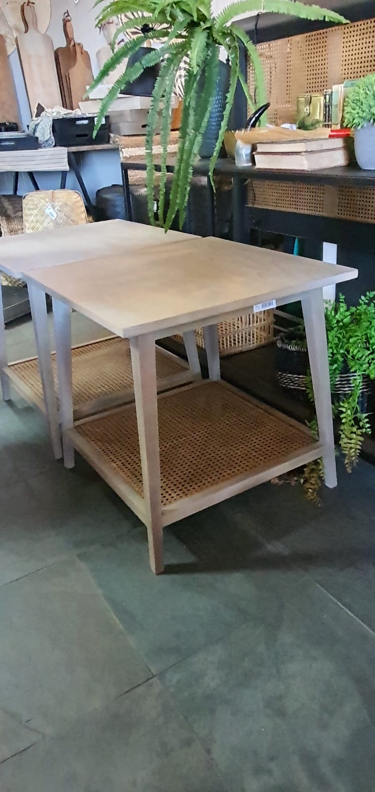 Mesa Lateral con Repisa de Junco — Teñido Rústico Claro 60x60x60