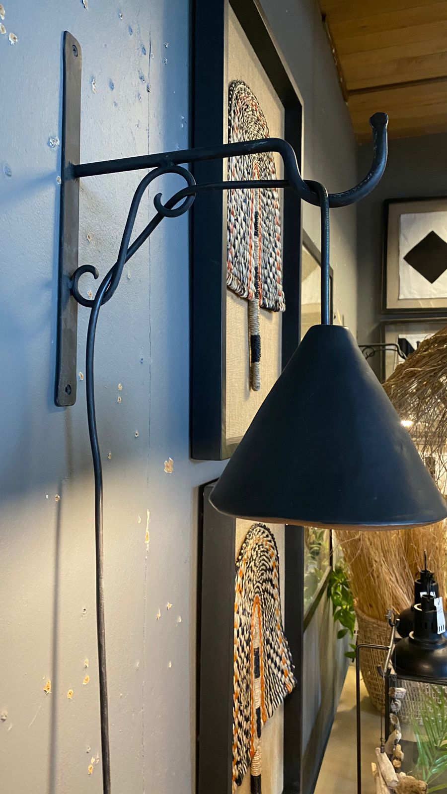Aplique de Cerámica con Escuadra de Fierro — Negro 27x35