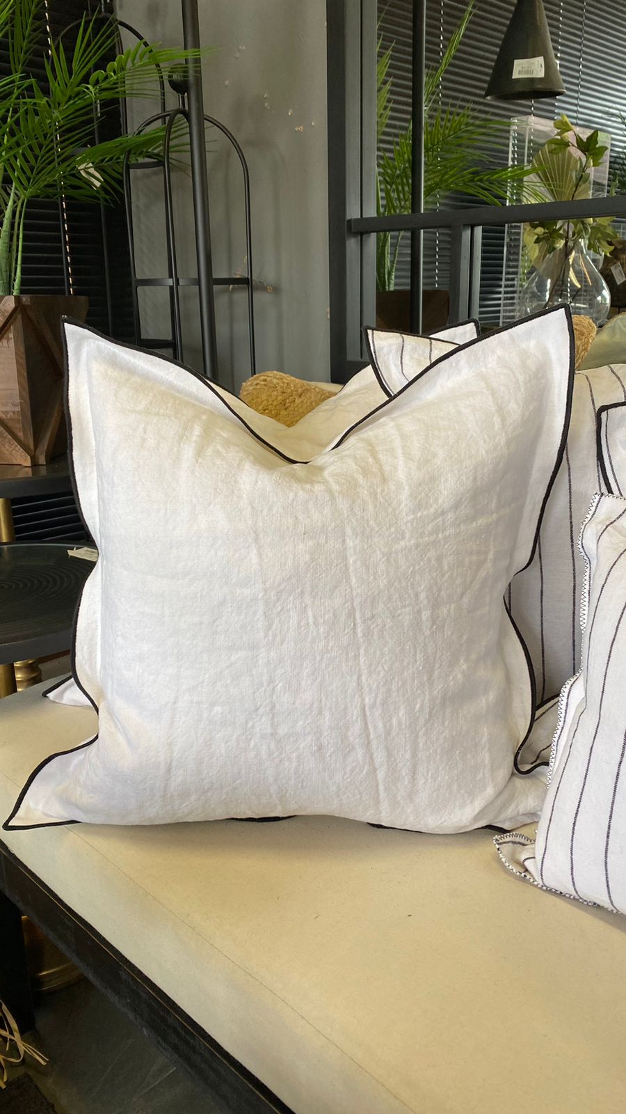 Cojín de Lino con Pestaña — Bordado Borde Negro Blanco 50x50