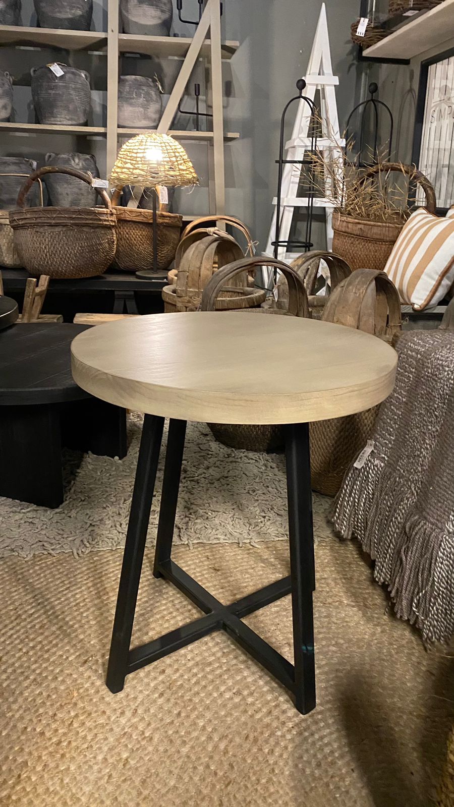 Mesa Lateral Mónica - Pino Clear Teñido Rústico Gris Beige Oscuro Envejecido 50x50x55