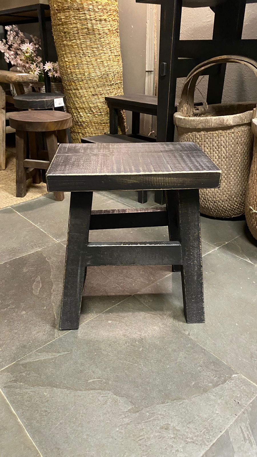 Piso Miguel - Pino Clear Aserrado Pátina Negra 35x25x40