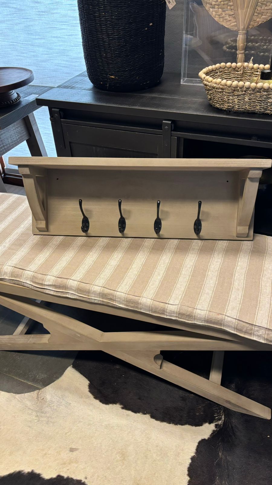Percha Pamela — Pino Clear Teñido Rústico Gris Beige Envejecido 70x18x22