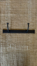 Percha de Fierro - Con Dos Colgadores Pintado Negro 25x6x8