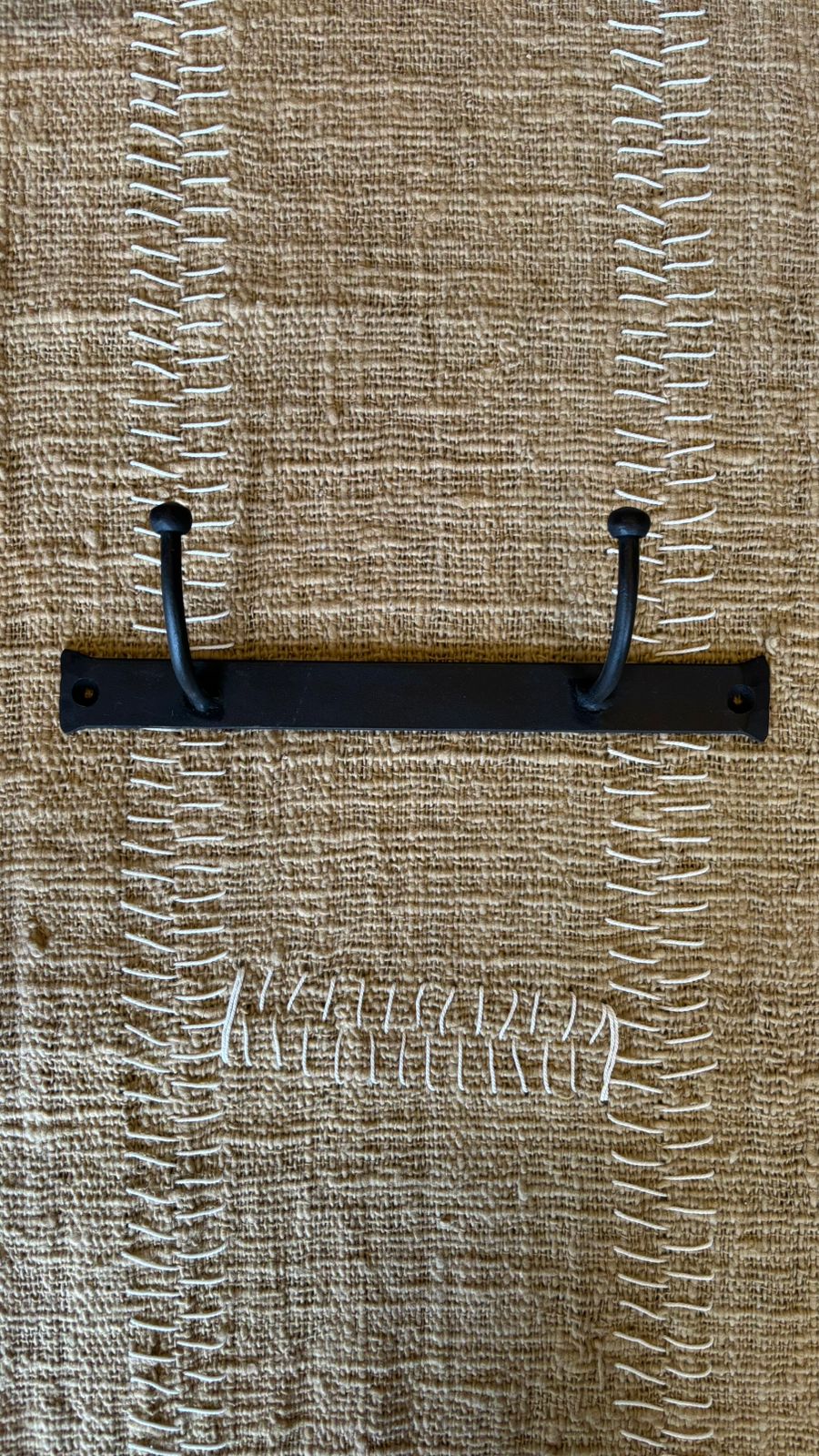Percha de Fierro - Con Dos Colgadores Pintado Negro 25x6x8