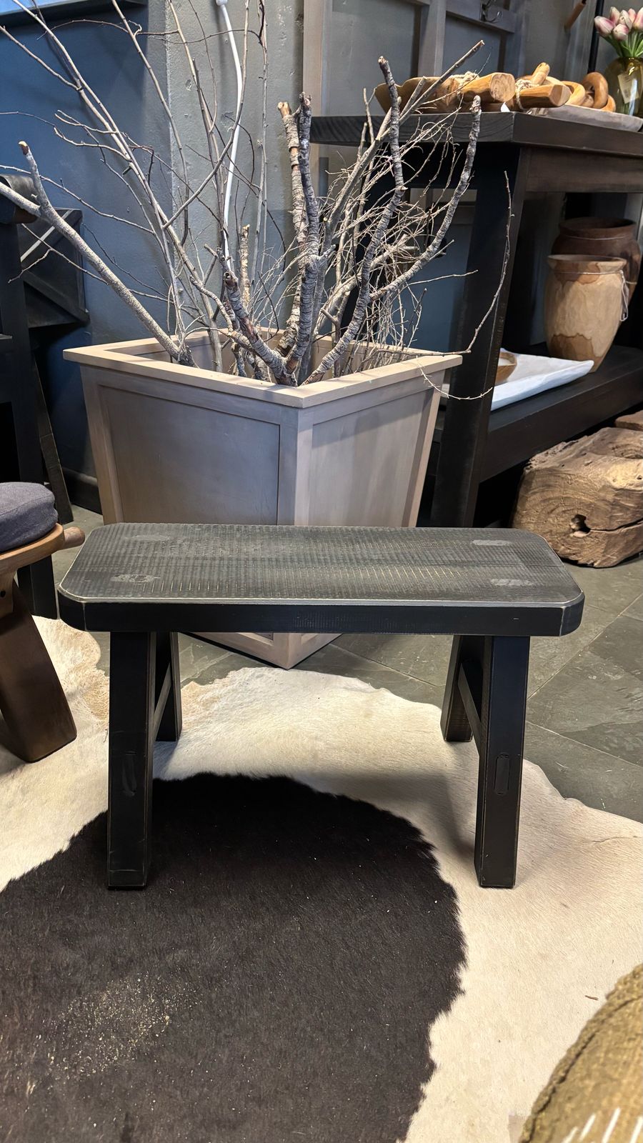 Banqueta Tere — Pino Aserrado Pátina Negra Tamaño Extra Chico 50x19x30