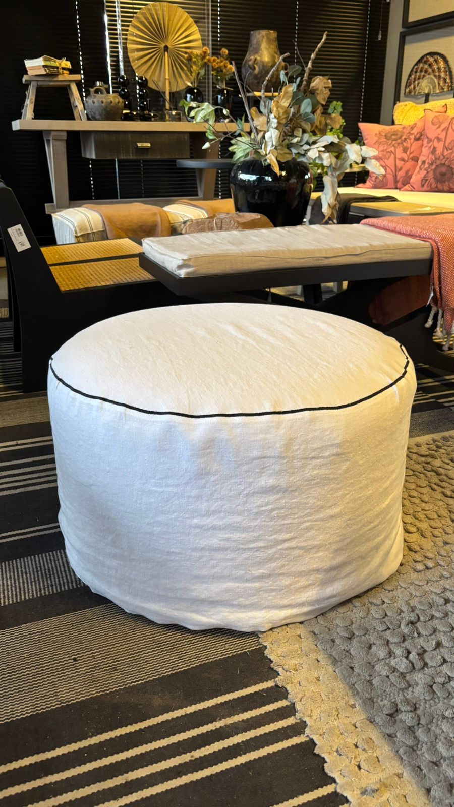 Puff Redondo con Funda de Lino - Borde Negro Borde Bordado Blanco 62x62x36