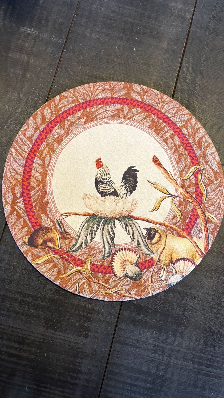 Plato Bajo — Diseño Gallina Gamuza 35x35