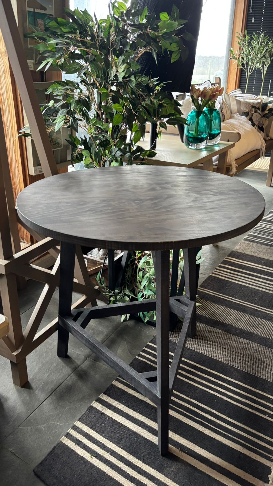 Mesa Lateral Base Triángulo — Pino Clear Aserrada Café 65x65x65