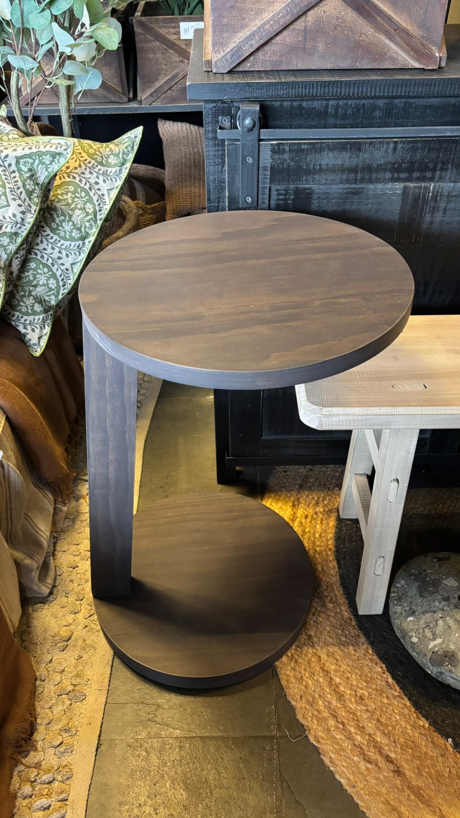 Mesita Auxiliar Redonda — Pino Clear Pulido Café 38x38x67