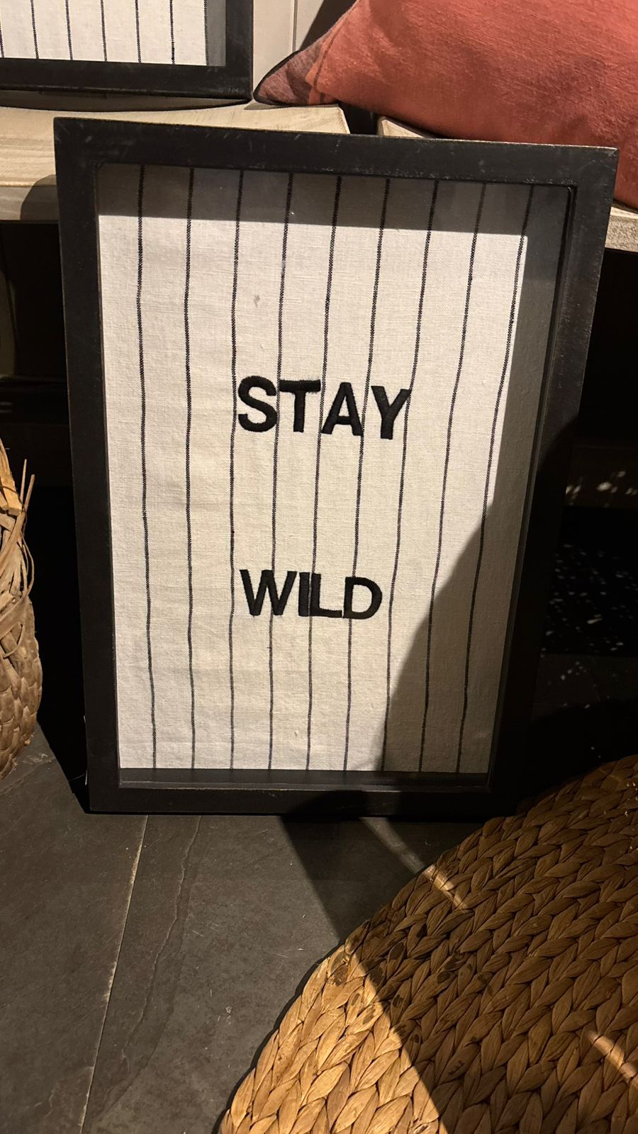 Cuadro Bordado Stay Wild — Pino Clear Pulido Pátina Negra 48x34