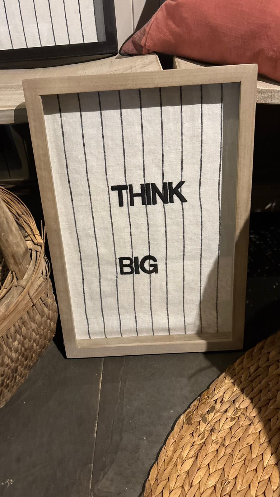 Cuadro Bordado Think Big — Pino Clear Teñido Rústico Marco Gris Beige Envejecido 48x34